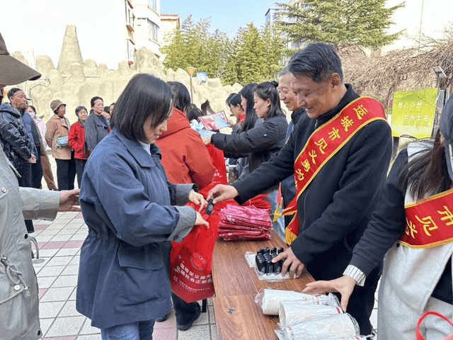 以行动践初心，让文明之花绽放心间—盐湖区学雷锋志愿服务月系列活动综述