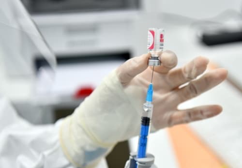 新冠疫苗、流感疫苗和肺炎疫苗要不要都打?三位医学专家详解