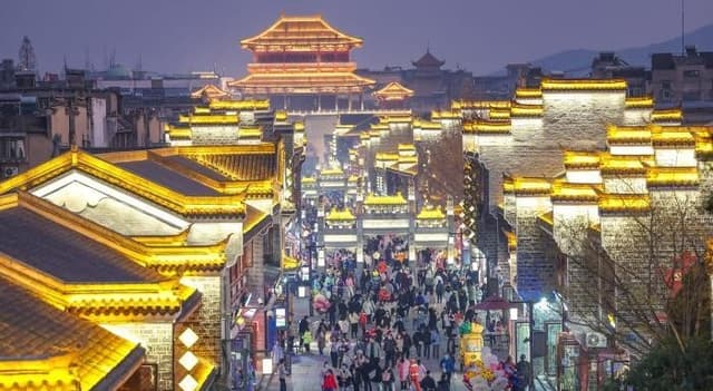 湖北襄阳:夜经济回暖 古城夜游人气旺